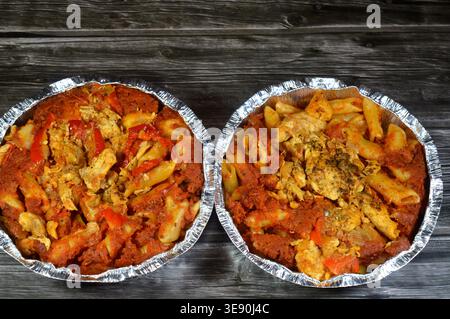 Una casseruola di pasta egiziana, popolare cibo di strada egiziano, consiste tipicamente di penne cotte in una salsa di pomodoro rosso condita e pezzi e condite Foto Stock