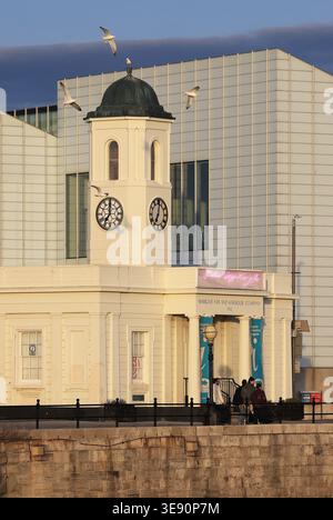 Droit House, ex Customs House di grado II sul molo di pietra al tramonto, a Margate, come l'ufficio turistico dell'isola di Thanet, Kent, Foto Stock