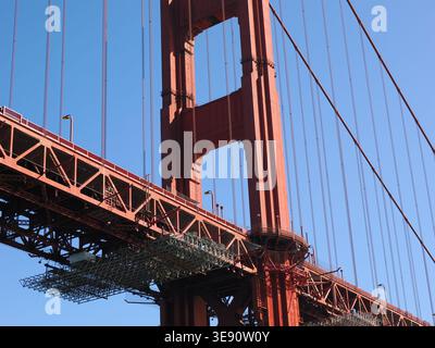 San Francisco, Stati Uniti - 3 ottobre 2025 - Vista dettagliata del complesso telaio in acciaio e dei cavi di sospensione del Golden Gate Brid Foto Stock