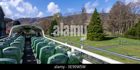 La linea di autobus numero 78 da Keswick a Seatoller è spesso caratterizzata da un autobus scoperto per ammirare il paesaggio di Borrowdale all'aria aperta. Foto Stock