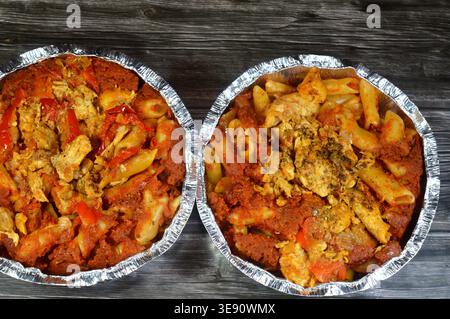 Una casseruola di pasta egiziana, popolare cibo di strada egiziano, consiste tipicamente di penne cotte in una salsa di pomodoro rosso condita e pezzi e condite Foto Stock