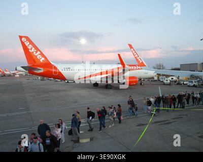 Passeggeri a bordo di un volo con aerei easyJet a terra presso l'aeroporto internazionale di Bristol, Bristol, Regno Unito Foto Stock