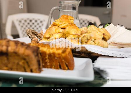 Una deliziosa colazione o un brunch a buffet con vari tipi di pasticcini, torte e panini, preparati per una piacevole mattinata Foto Stock