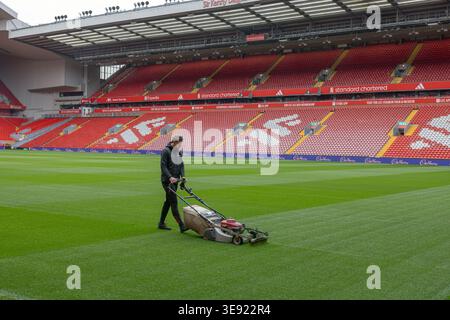 Liverpool, Regno Unito. 14 aprile 2026. Un giardiniere utilizza un rasaerba pedonale per tagliare il campo in erba ibrida all'Anfield Stadium, sede del Liverpool FC. Foto Stock