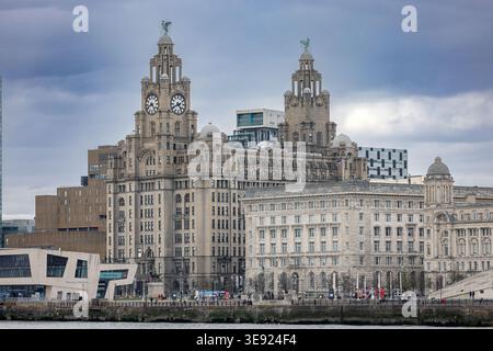 Il Royal Liver Building, un iconico monumento storico di grado i sul lungomare storico di Liverpool, Inghilterra, Regno Unito. Foto Stock
