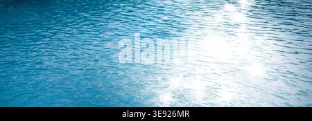 Luce solare scintillante sulla superficie dell'acqua. Design banner Foto Stock