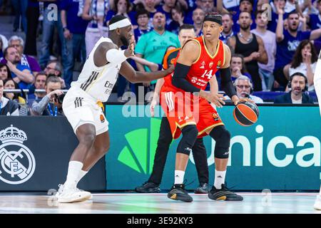 Madrid, Spagna. 16 aprile 2026. Usman Garuba del Real Madrid e Rivero di Crvena Zvezda durante la partita di Eurolega, tra Real Madrid e Crvena Zvezda Meridianbet Belgrado giocata al Movistar Arena Stadium il 16 aprile 2026 a Madrid Spagna Euroleague Basketball Real Madrid vs Crvena Zvezda 900/Cordon Press crediti: CORDON PRESS/Alamy Live News Foto Stock