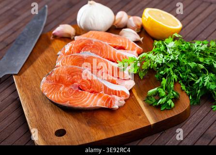 Bistecche di salmone fresche a fette Foto Stock