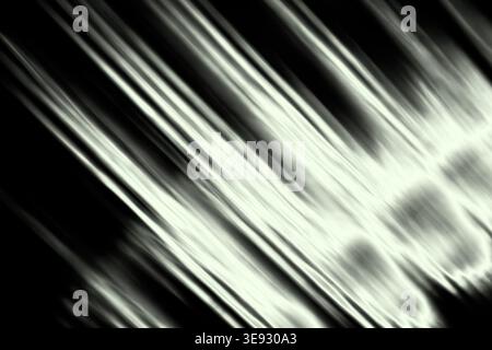 Strisce luminose diagonali dinamiche in bianco e nero che trasmettono velocità elevate e sfocature in movimento Foto Stock