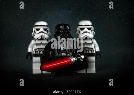 LEGO Star Wars Storm Troopers e Dart Fener su sfondo nero. Editoriale illustrativo Foto Stock