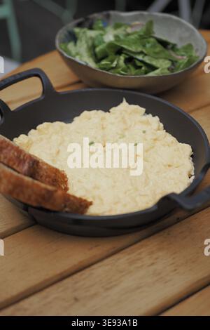 Colazione con uova e pane tostato servito su un tavolo di legno Foto Stock
