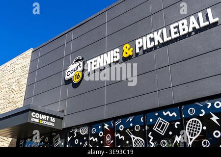 Campo 16 campi da tennis e pickleball al coperto Foto Stock
