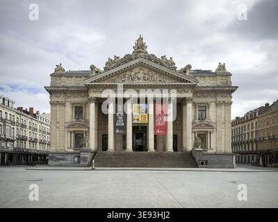 Edificio storico della Borsa di Bruxelles (la Bourse) con striscioni pubblicitari a Place de la Bourse, Bruxelles, Belgio Foto Stock