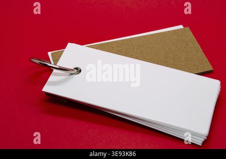Blocco note bianco a forma di banner con spazio personalizzabile per il testo su sfondo rosso della copertina Foto Stock