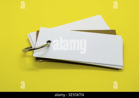 Blocco note bianco a forma di striscione con spazio personalizzabile per il testo sullo sfondo della copertina gialla Foto Stock