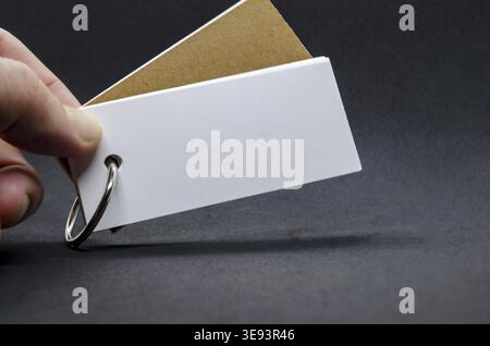 Blocco note bianco a forma di banner con spazio personalizzabile per il testo su sfondo scuro Foto Stock