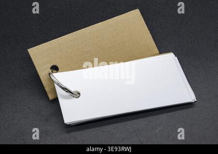 Blocco note bianco a forma di banner con spazio personalizzabile per il testo su sfondo nero Foto Stock