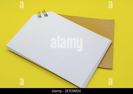 Blocco note bianco a forma di banner con spazio personalizzabile per il testo su sfondo giallo Foto Stock