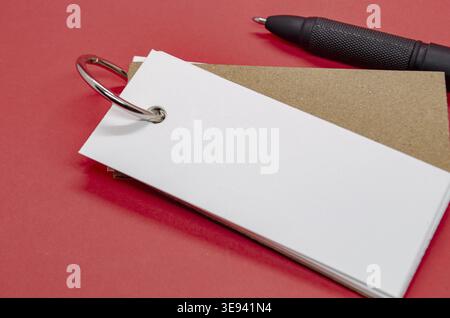 Blocco note bianco a forma di banner con spazio personalizzabile per il testo su sfondo rosso Foto Stock