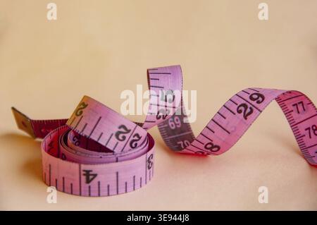 Metro a nastro rosa o rosso con spazio personalizzabile per il testo. Concetto di dieta Foto Stock