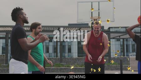 Cinque uomini che indossano abbigliamento atletico, gestiscono il campo all'aperto con canestro e pallacanestro arancione Foto Stock