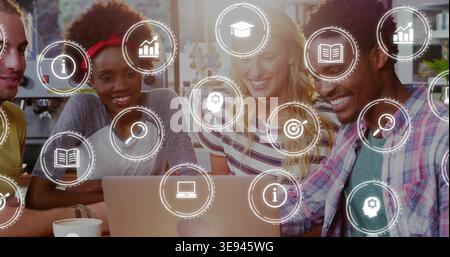 Incontro con quattro persone in abiti informali appoggiati sul computer portatile al bar, mostrando tazze di ceramica e icone digitali Foto Stock
