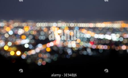 Luce bokeh astratta sfocata della città di notte per lo sfondo. Foto Stock