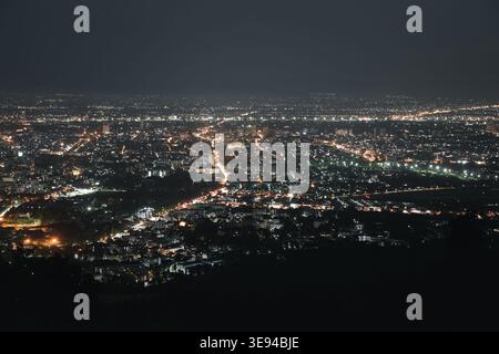 Vista dall'alto della città di notte e della luce dal punto panoramico sulla cima della montagna. Chiang mai, Thailandia. Vista aerea, vista notturna della città con cielo notturno. Foto Stock