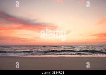 Splendida alba rosa sull'Oceano Atlantico, Cape Hatteras National Seas Foto Stock