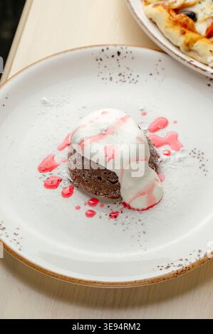 cupcake con salsa di bacche bianche Foto Stock
