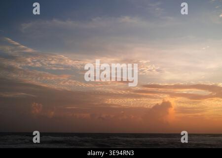 Spettacolare tramonto tropicale sopra l'oceano a Batu Bolong Beach, Canggu Foto Stock