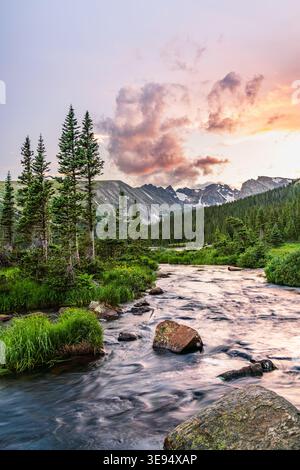 Vista sul fiume e sulle montagne del Colorado al tramonto Foto Stock