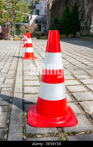 cono di traffico verticale sul sentiero pedonale Foto Stock