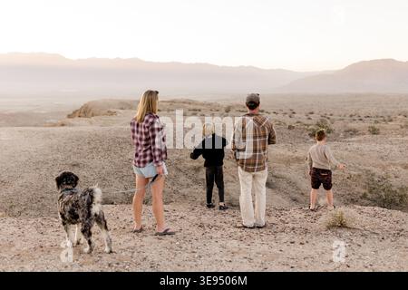Famiglia di quattro persone che guarda il tramonto a font's Point a Borrego Springs, CALIFORNIA Foto Stock