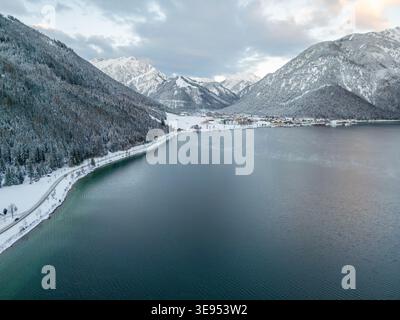 lago di montagna innevato achensee in austria con paesaggio invernale pertisau Foto Stock