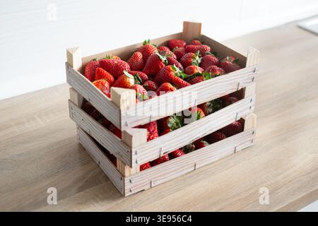 Fragole fresche in scatole di legno Foto Stock
