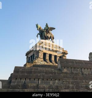 Monumento del Kaiser Wilhelm a Deutsches Eck sotto il cielo azzurro a Coblenza, Germania Foto Stock