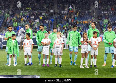 Seattle, Washington, Stati Uniti. 15 aprile 2026. 15 aprile 2026; Seattle, Washington, Stati Uniti; i giocatori dei Sounders sono in campo all'inizio della partita Seattle Sounders vs Tigres nella CONCACAF Champions Cup al Lumen Field.L-R centrocampista dei Seattle Sounders Cristian Roldan #7 attaccante dei Seattle Sounders Jordan Morris #13 difensore dei Seattle Sounders Alex Roldan #16 attaccante dei Seattle Sounders Osaze De Rosario #95 centrocampista dei Seattle Sounders Paul Rothrock #25 centrocampista dei Seattle Sounders #14 Defender dei Seattle Sounders obbligatorio dei Seattle Sounders #37 Melissa Levin - Zuma Press (immagine di credito: © me Foto Stock