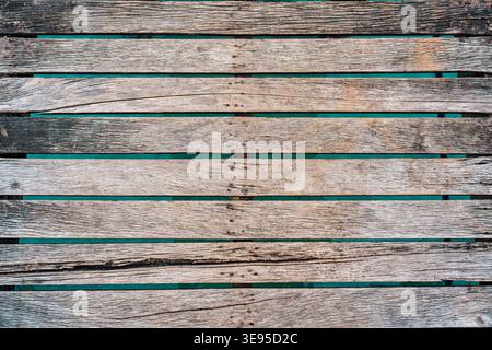 Molo di legno marrone intemprato sopra lo sfondo della struttura del mare Foto Stock