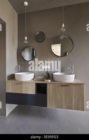 Moderno bagno interno in un appartamento ristrutturato a Savona, Liguria, Italia, progettato dagli architetti Alberto Bianchi e Moira Bosoni Foto Stock
