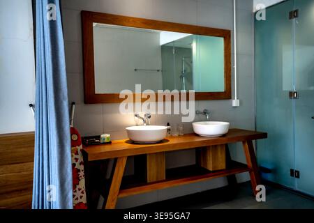Lake Hill Villa nella città di Bao Loc, provincia di Lam Dong, Vietnam - 15 febbraio 2026: Primo piano della vasca da bagno e interni moderni del bagno. Foto Stock