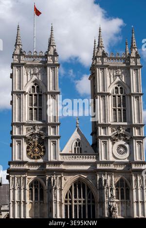 Esterno dell'Abbazia di Westminster il 5 aprile 2026 a Londra, Regno Unito. L'abbazia di Westminster era originariamente la Collegiata Church of Saint Peter at Westminster, è una grande chiesa abbaziale per lo più gotica nella città di Westminster, e la chiesa più visitata nel Regno Unito. Foto Stock