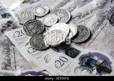 Banconote e monete inglesi Foto Stock