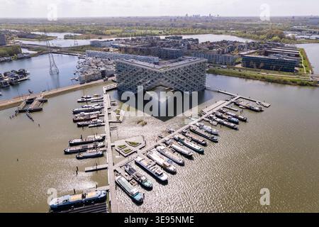 Mercato immobiliare e investimenti immobiliari veduta aerea di Sluishuis sull'isola di IJburg moderna architettura galleggiante ad Amsterdam, Paesi Bassi. Contem Foto Stock