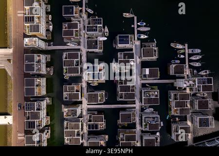 Mercato immobiliare e investimenti immobiliari veduta aerea di Sluishuis sull'isola di IJburg moderna architettura galleggiante ad Amsterdam, Paesi Bassi. Contem Foto Stock