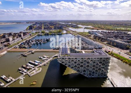 Mercato immobiliare e investimenti immobiliari veduta aerea di Sluishuis sull'isola di IJburg moderna architettura galleggiante ad Amsterdam, Paesi Bassi. Contem Foto Stock
