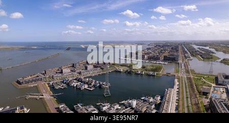 Mercato immobiliare e investimenti immobiliari veduta aerea di Sluishuis sull'isola di IJburg moderna architettura galleggiante ad Amsterdam, Paesi Bassi. Contem Foto Stock
