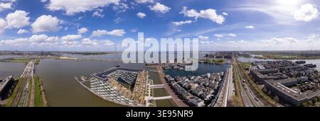 Mercato immobiliare e investimenti immobiliari veduta aerea di Sluishuis sull'isola di IJburg moderna architettura galleggiante ad Amsterdam, Paesi Bassi. Contem Foto Stock