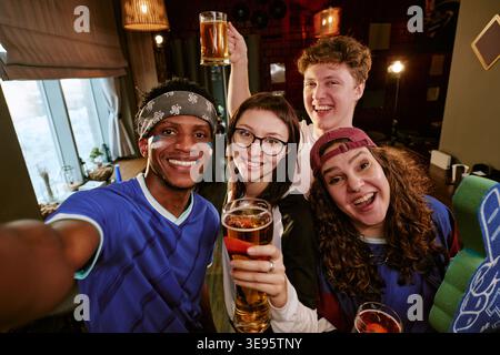 Ritratto di diversi amici che celebrano Sports Win in Bar Foto Stock