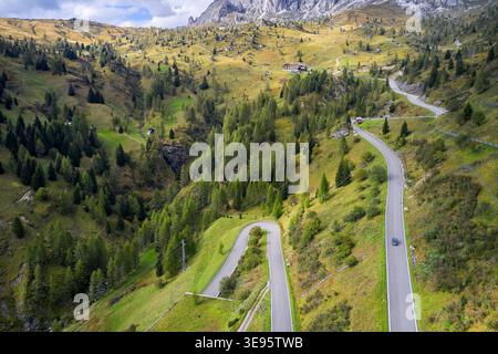 Tornanti del passo di montagna delle Alpi dolomitiche, Italia Foto Stock